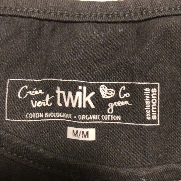 Cute black tshirt with embroidered pocket ❤️ - Picture 3 of 3